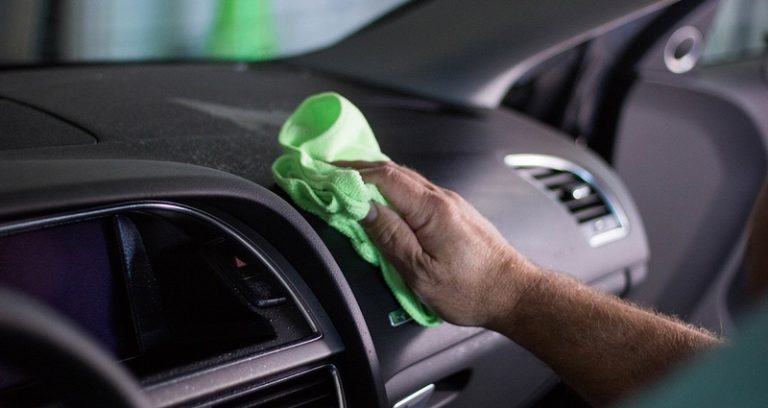 Interieur van de auto reinigen